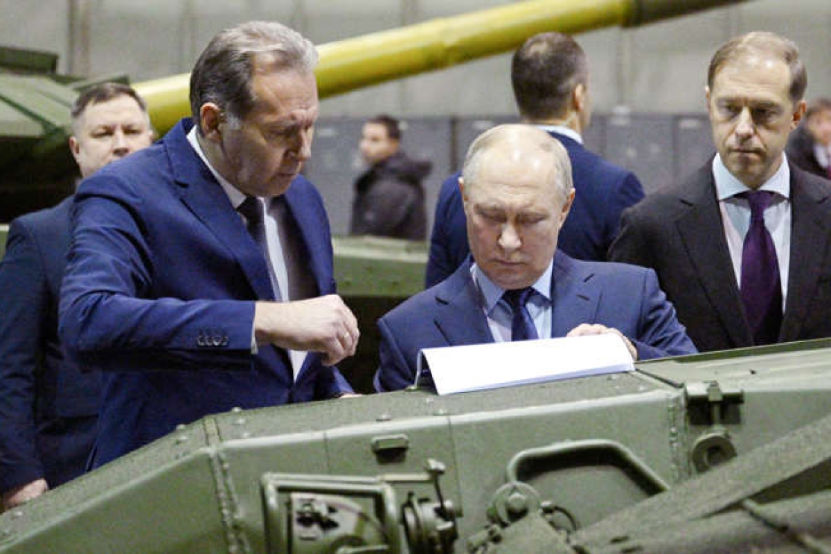 Defense expert Pavel Luzin has revealed a significant decline in Russian arms exports.